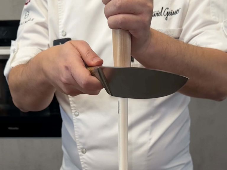 Step 2: Messer von oben nach unten ziehen Step 2: Messer von oben nach unten ziehen