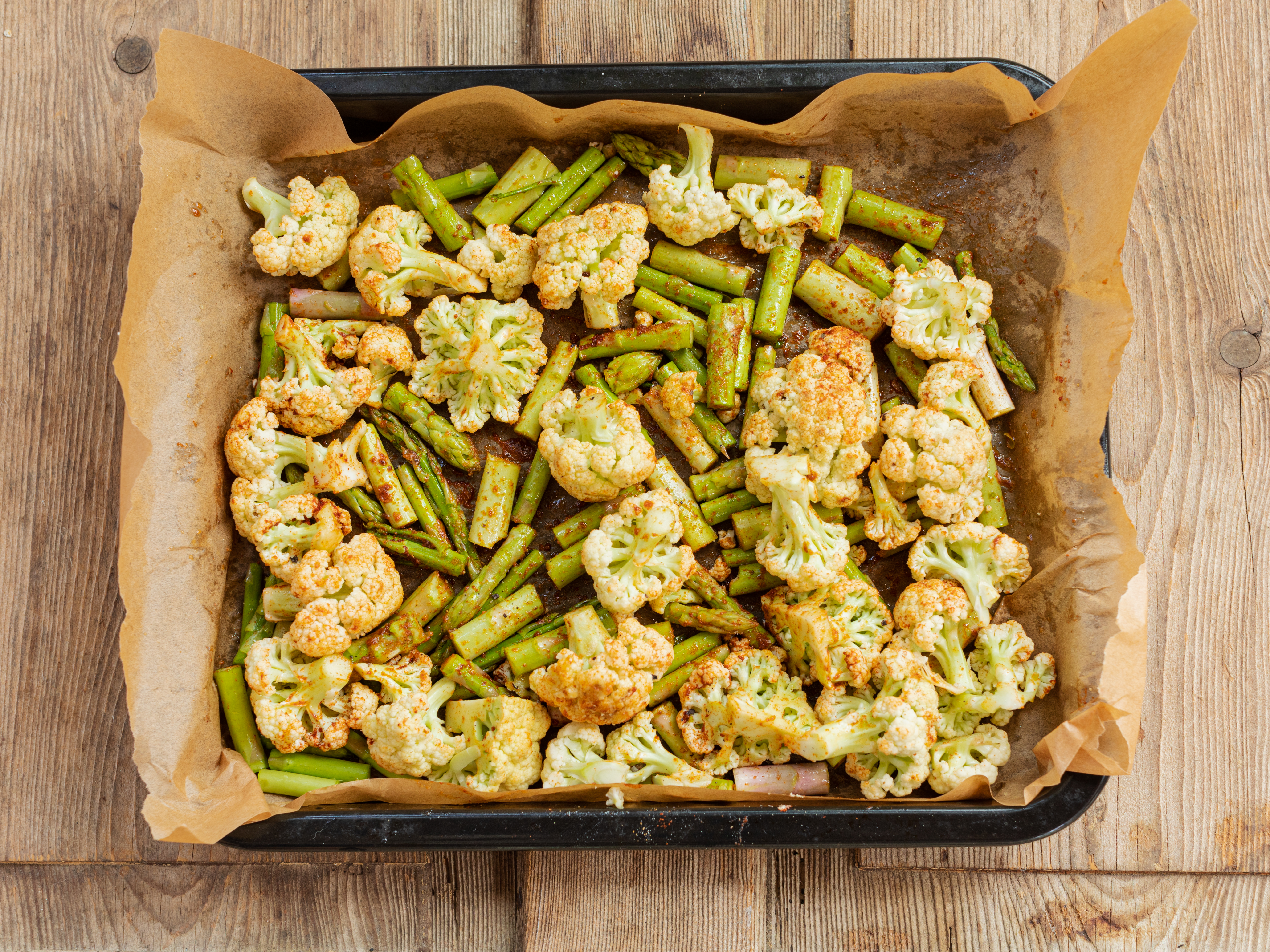 Schritt 1: Das Gemüse im vorgeheizten Ofen ca. 20-25 Minuten rösten, bis es goldbraun und knusprig ist