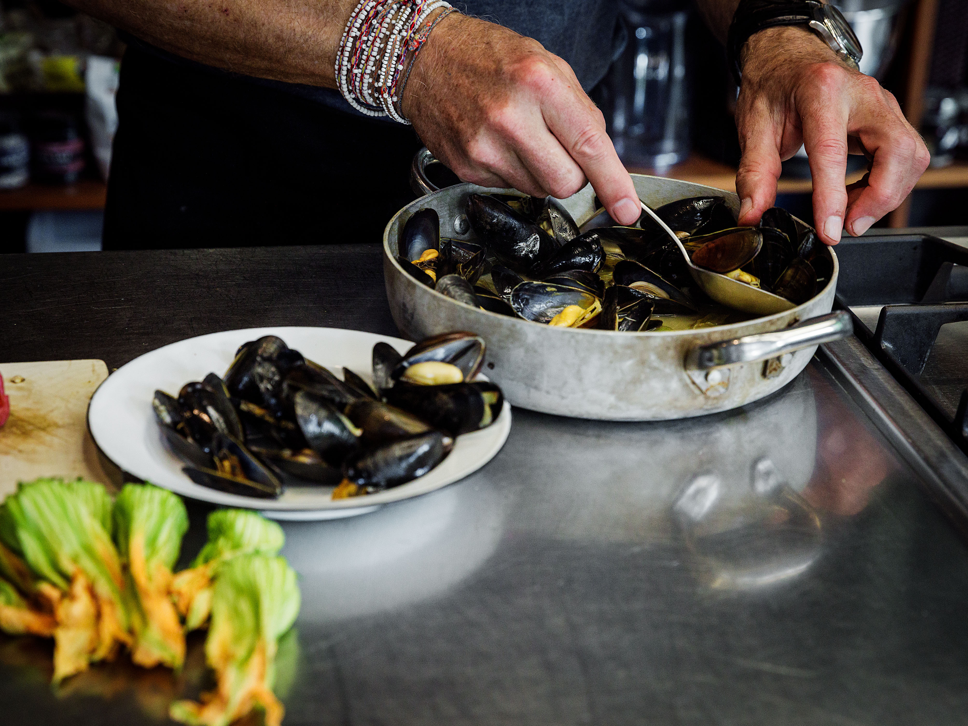 Schritt 3: Die Muscheln mit einem Schaumlöffel aus dem Topf herausnehmen