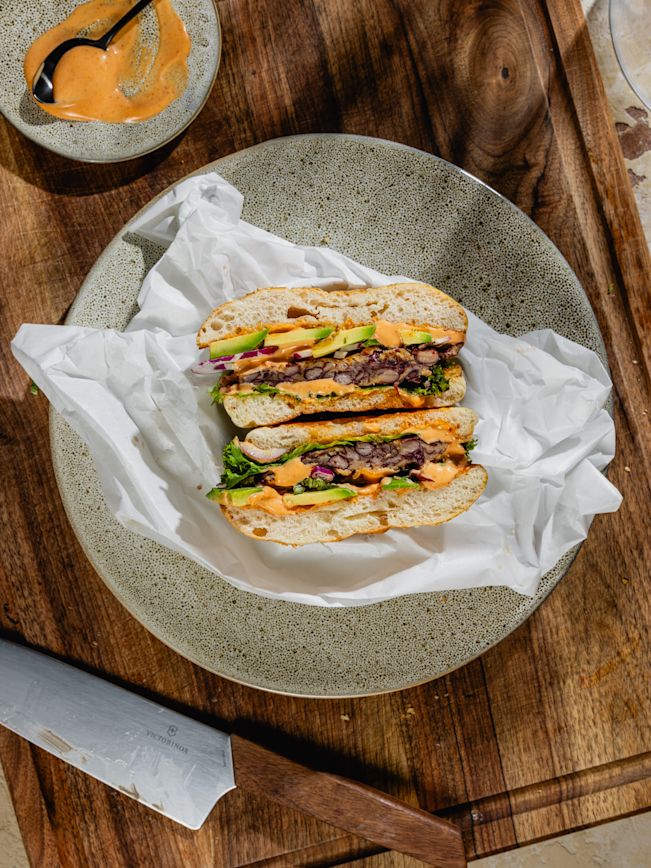 Veganer Burger mit Schwarzem-Bohnen-Patty und Avocado Rezept Veganer Burger mit Schwarzem-Bohnen-Patty und Avocado Rezept