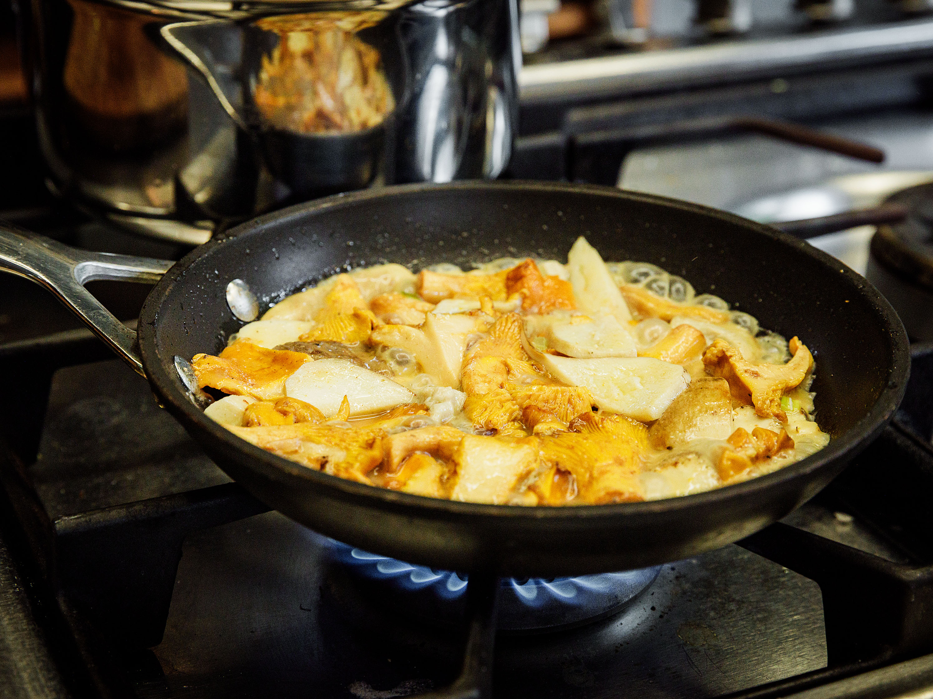 Schritt 3: Goldene Polenta mit Steinpilzen und Trüffeln zubereiten