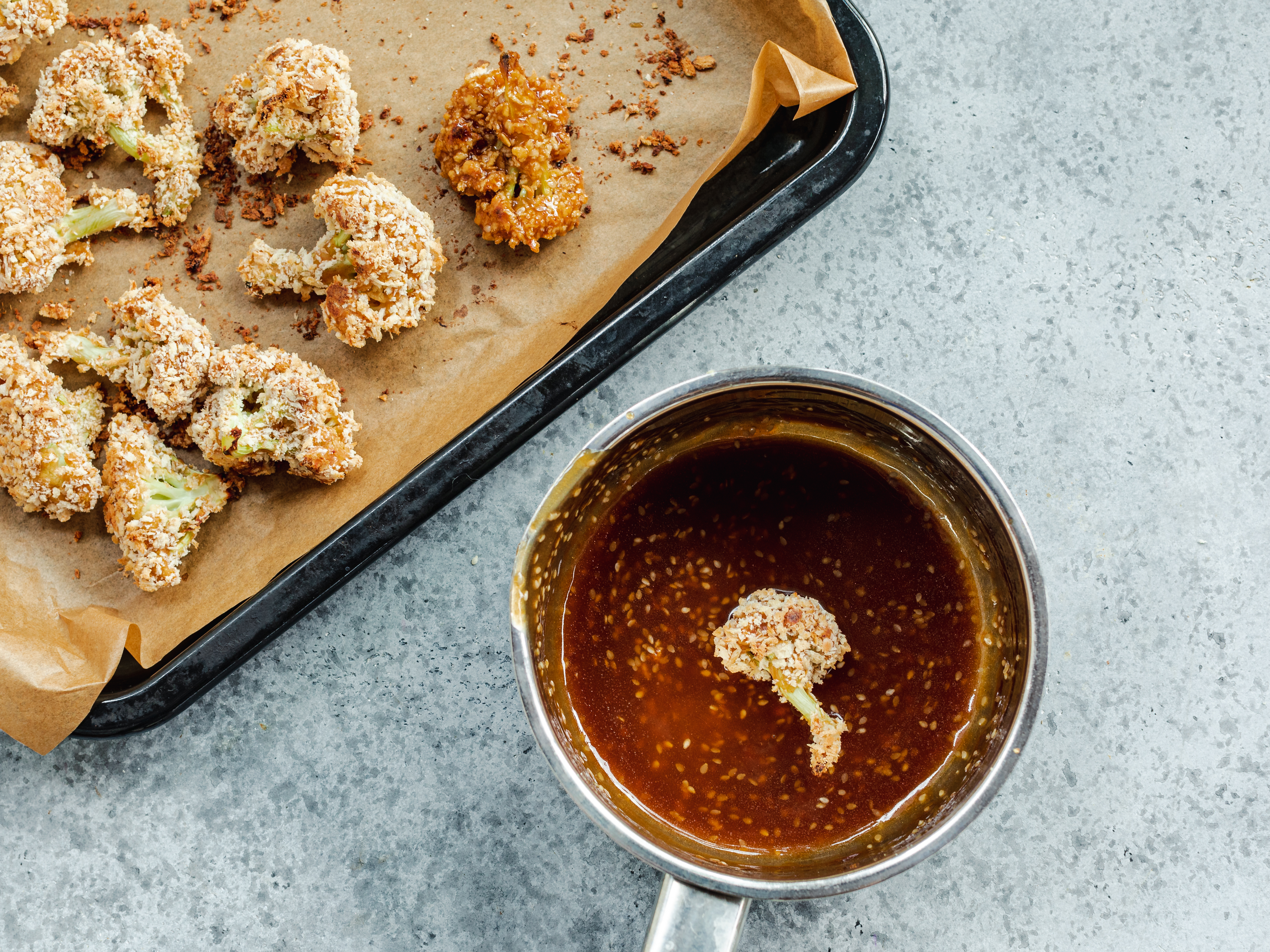 Schritt 3: Die glasierten Blumenkohlröschen zurück auf das Backblech geben und für weitere 5-10 Minuten backen, damit die Sauce eindickt und die Röschen noch knuspriger werden