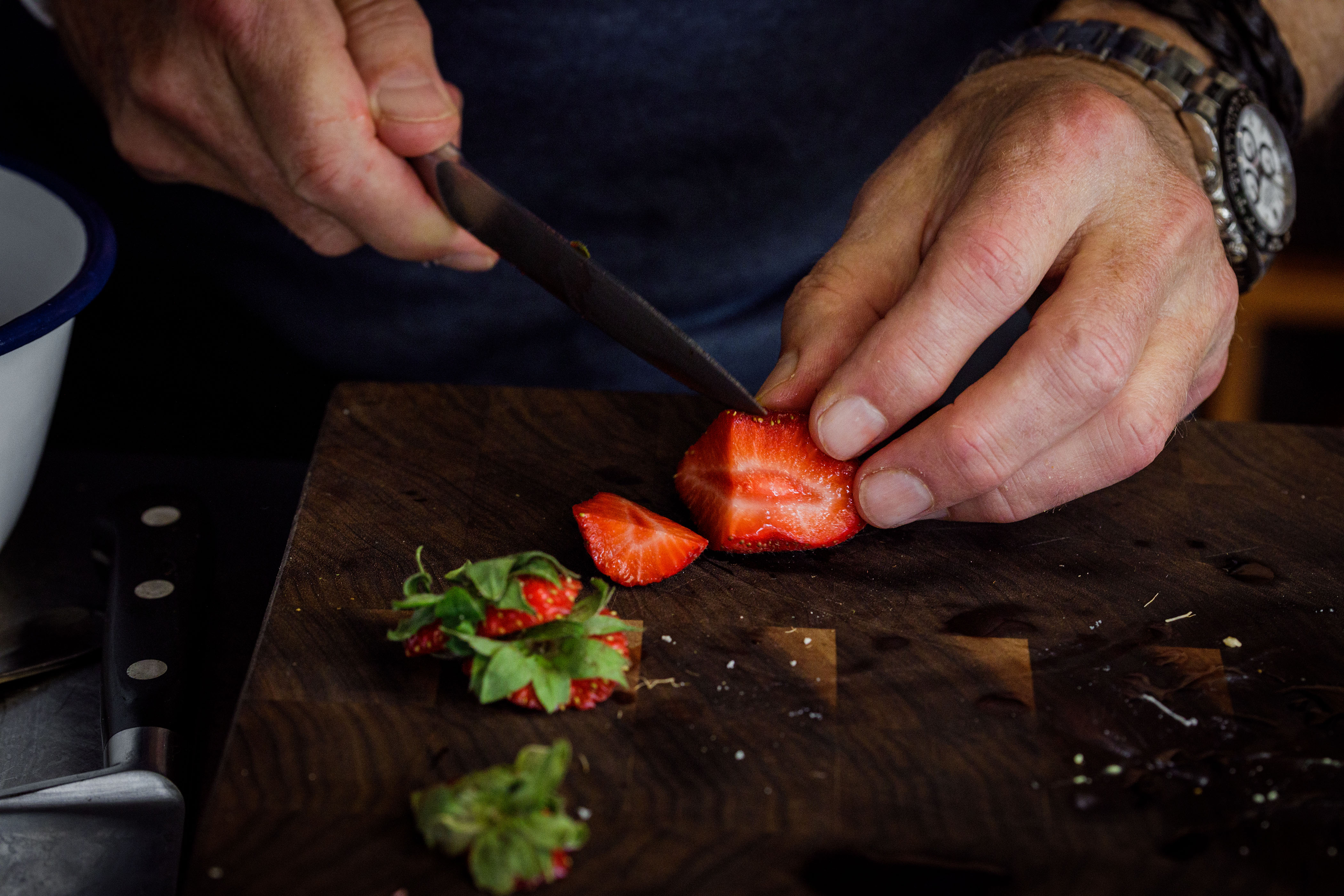 Schritt 5: Die Erdbeeren mit dem restlichen Esslöffel Rosenwasser und den restlichen Zucker in einer Schüssel mischen