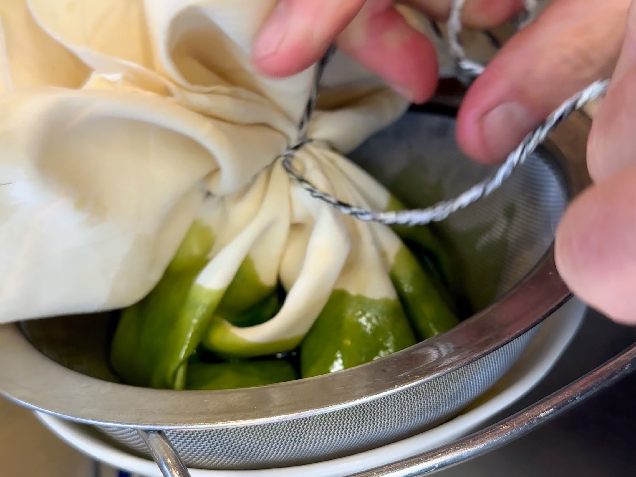 Schritt 2: Die pürierte Masse in ein Passiertuch geben und zusammenbinden