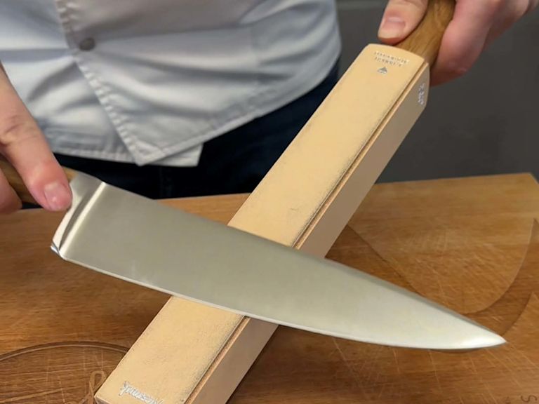 Step 2: Messer im 15° Winkel nach unten ziehen Step 2: Messer im 15° Winkel nach unten ziehen