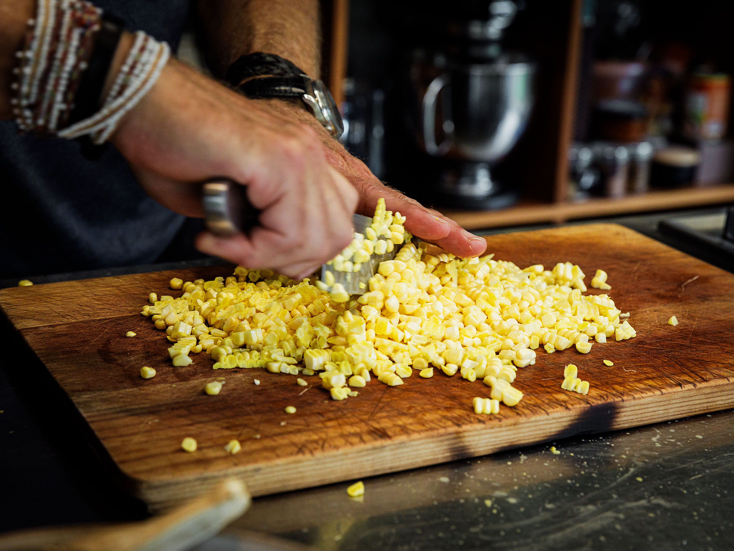 Schritt 1:  Mais für Goldene Polenta mit Steinpilzen und Trüffeln rüsten 