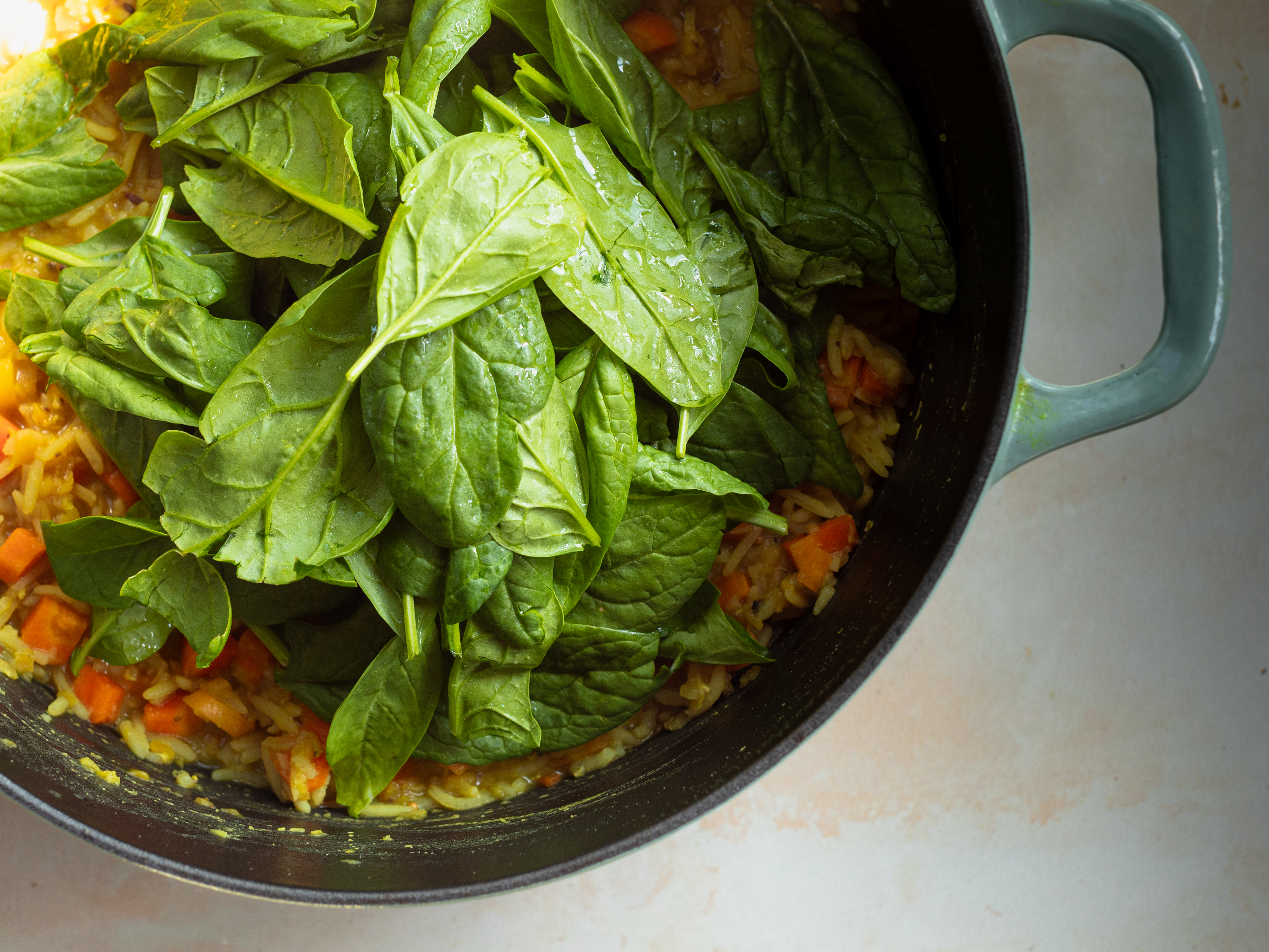 Schritt 4: Den gewaschenen und abgetropften Baby-Spinat unterrühren und kurz warten, bis er zusammenfällt