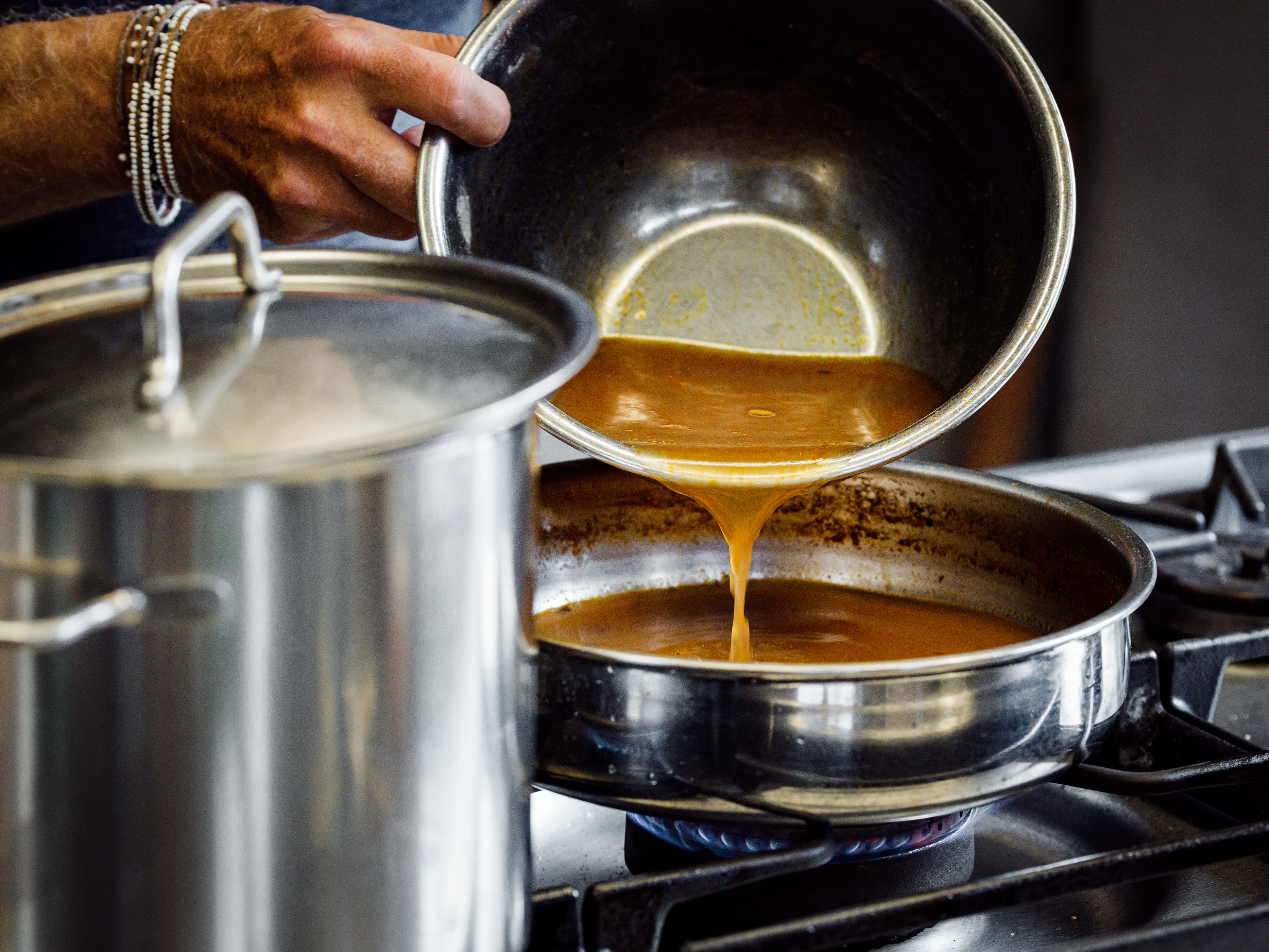 Schritt 1: Für das Gericht wird etwa 250 ml Hummerfond benötigt, Rest einfrieren.