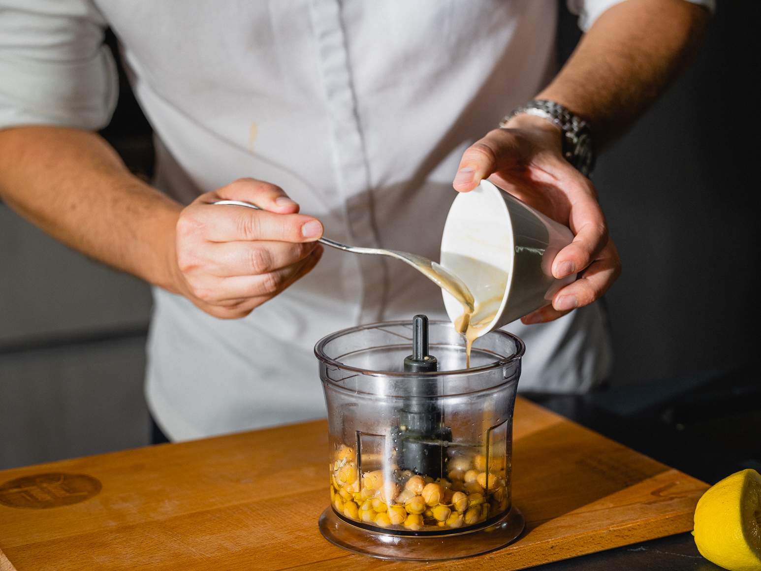Schritt 1: Zutaten für Klassischen Hummus mit gerösteten Sesamsamen vorbereiten