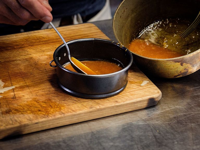 Schritt 2: Boden der Springform mit der Hälfte des Karamells bedecken. Schritt 2: Boden der Springform mit der Hälfte des Karamells bedecken.