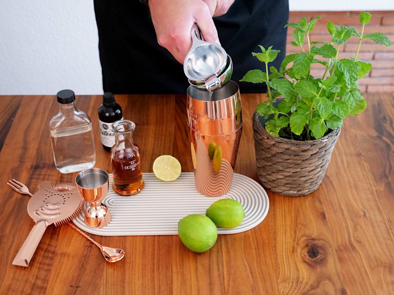 1. Zitrone auspressen 1. Zitrone auspressen