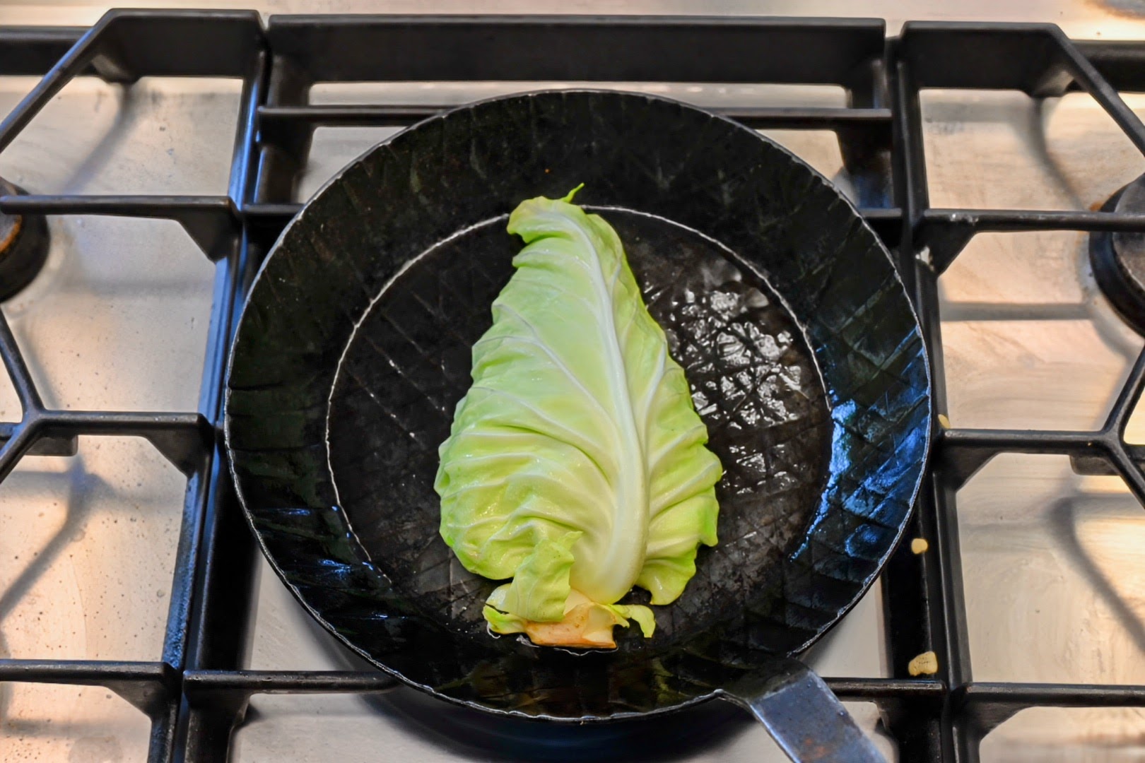 Schritt 1:Spitzkohl für Röst-Spitzkohl mit Chili Crisp-Ginger-Tomaten Salsa rösten  