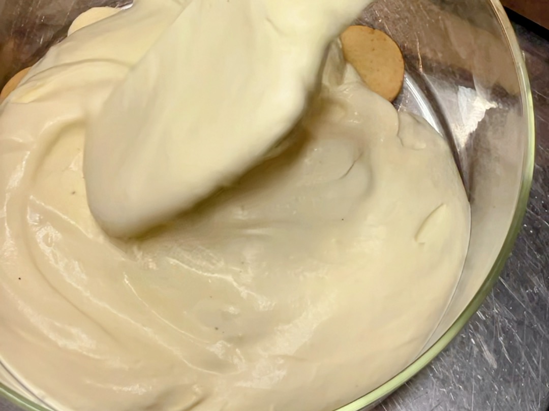 Schritt 2: Schichten des Bananen-Pudding-Desserts 