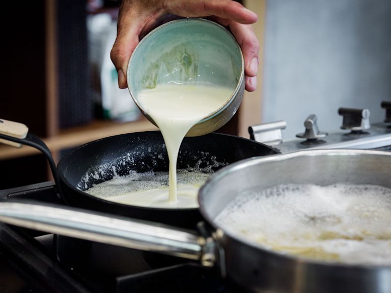 Schritt 1: Pasta kochen und Sauce vorbereiten Schritt 1: Pasta kochen und Sauce vorbereiten