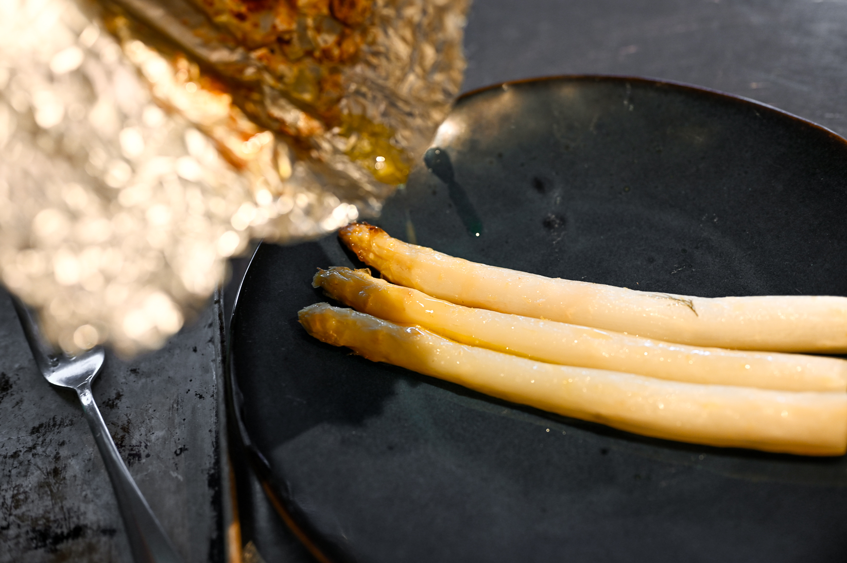 Schritt 4: Die Schnittlauchröllchen zusammen mit der aufgeschäumten Butter darüber geben