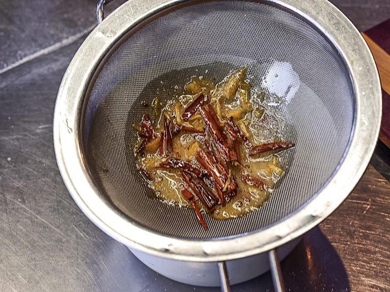 Schritt 2: Dunkler Sirup für Pastel de Nata kochen Schritt 2: Dunkler Sirup für Pastel de Nata kochen