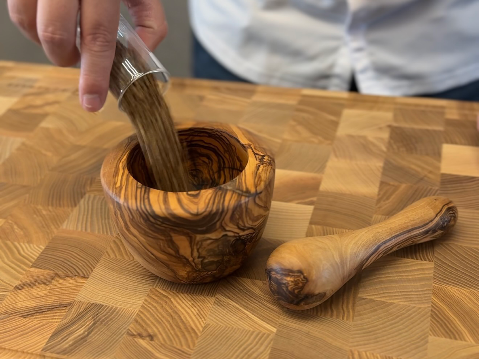 Gewürze im Mörser zerkleinern