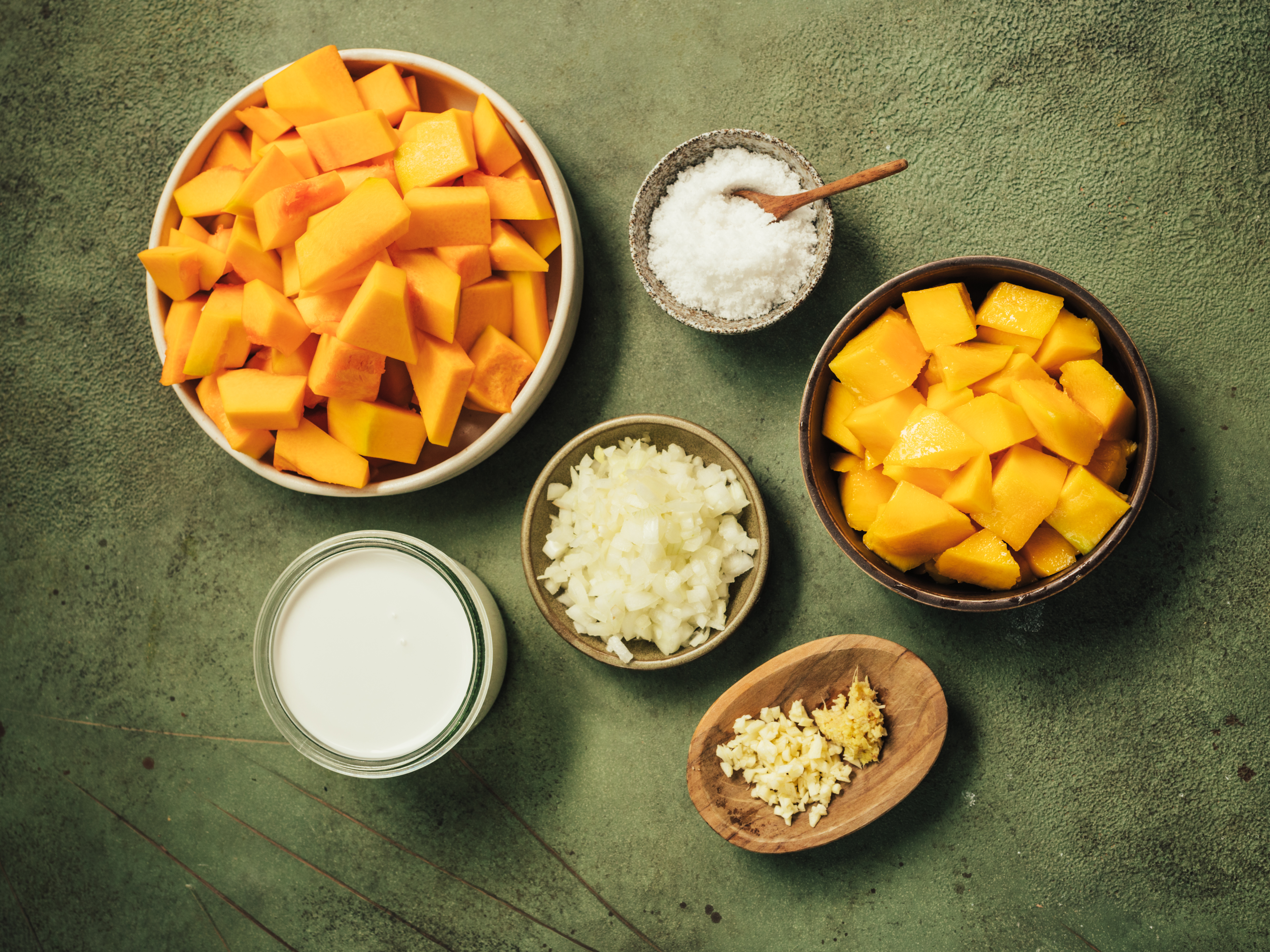 Schritt 1: Zwiebel, Knoblauch, Ingwer und Kürbis zubereiten