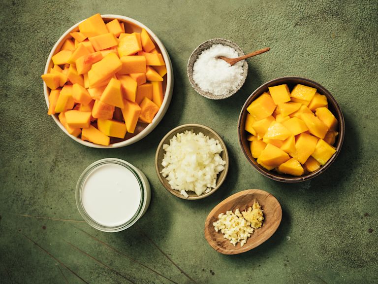 Schritt 1: Zwiebel, Knoblauch, Ingwer und Kürbis zubereiten Schritt 1: Zwiebel, Knoblauch, Ingwer und Kürbis zubereiten