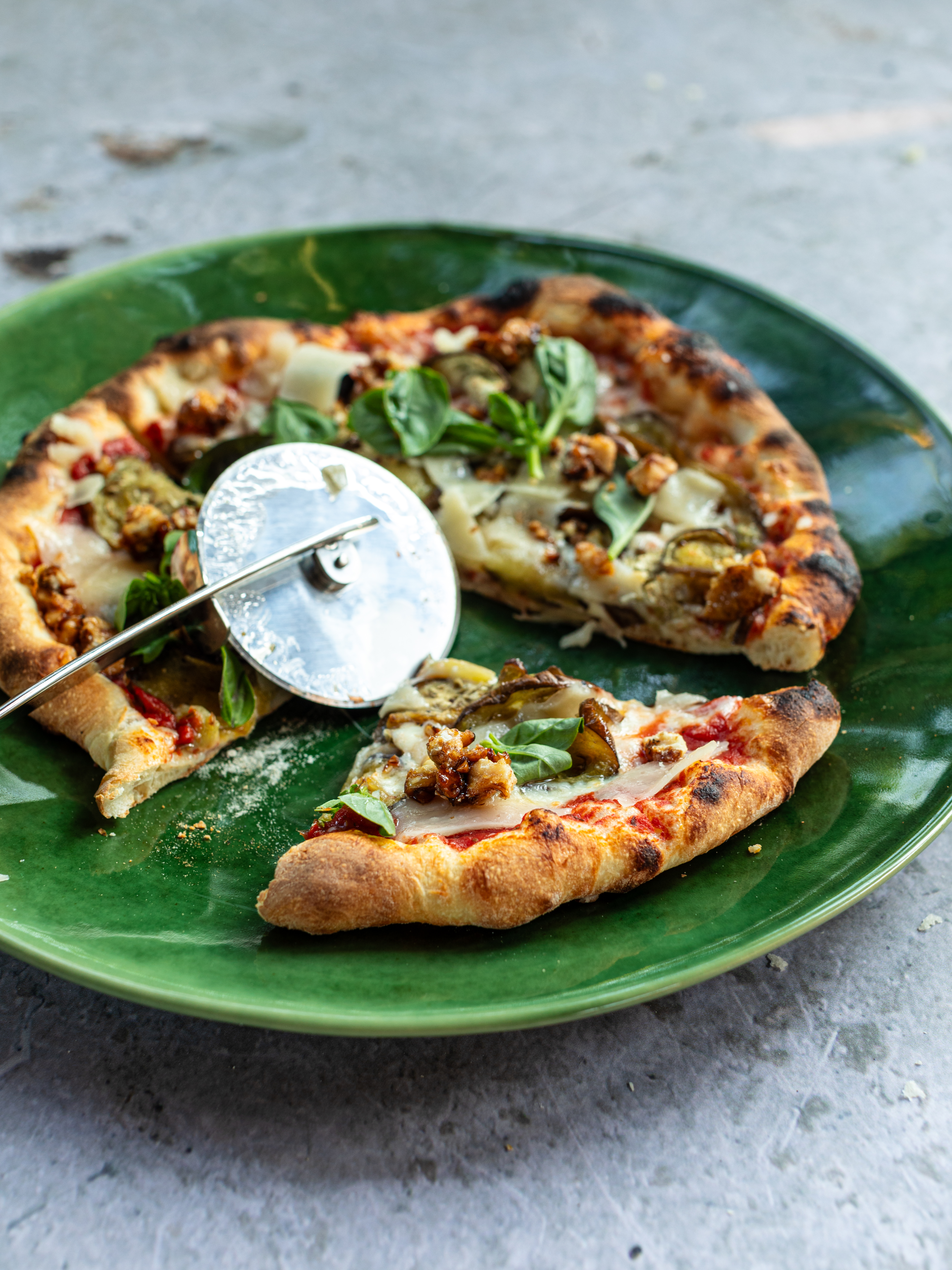 Pizza mit Aubergine und kandierten Baumnüssen Rezept 4