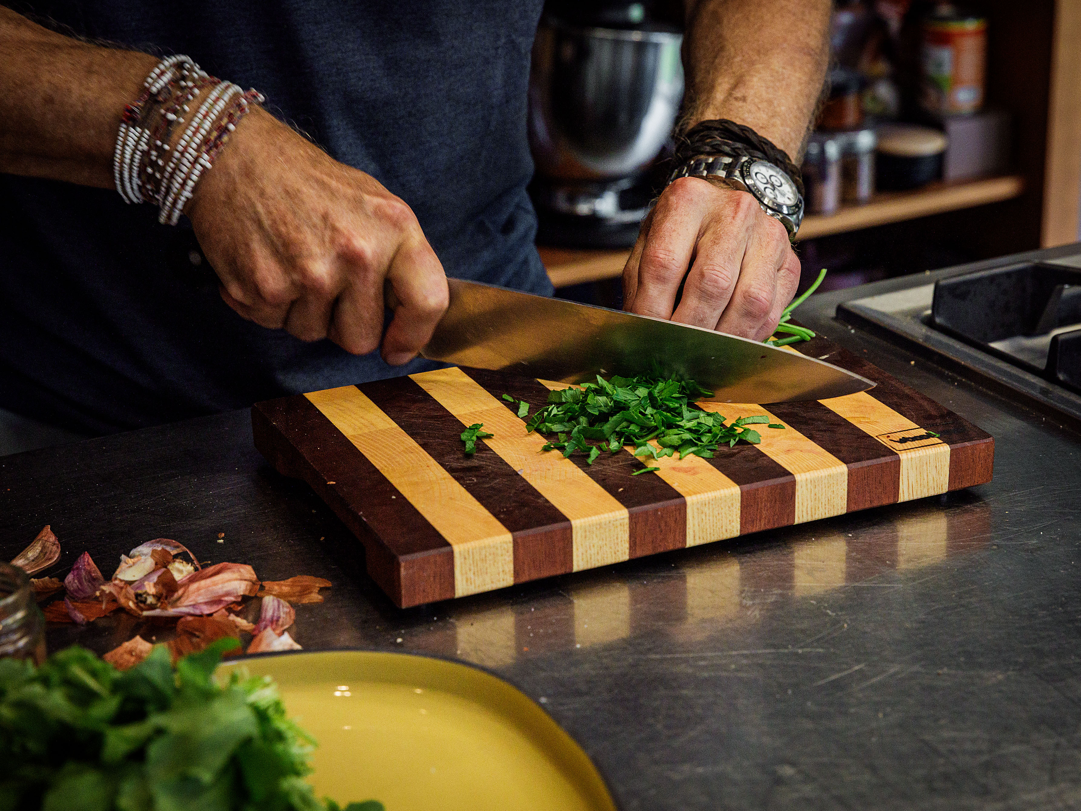 Schritt 2: Zwiebelgrün (falls vorhanden) und Rucola grob hacken
