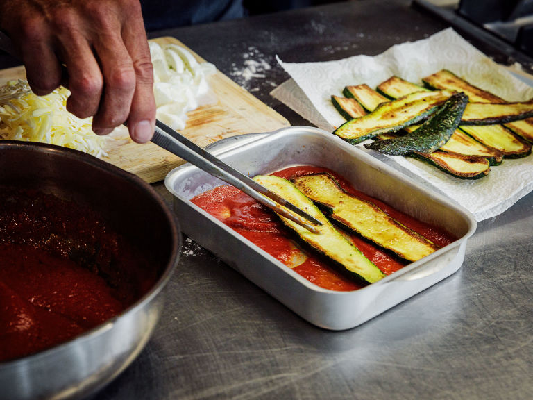 Schritt 3: Parmigiana di zucchine einschichten und backen