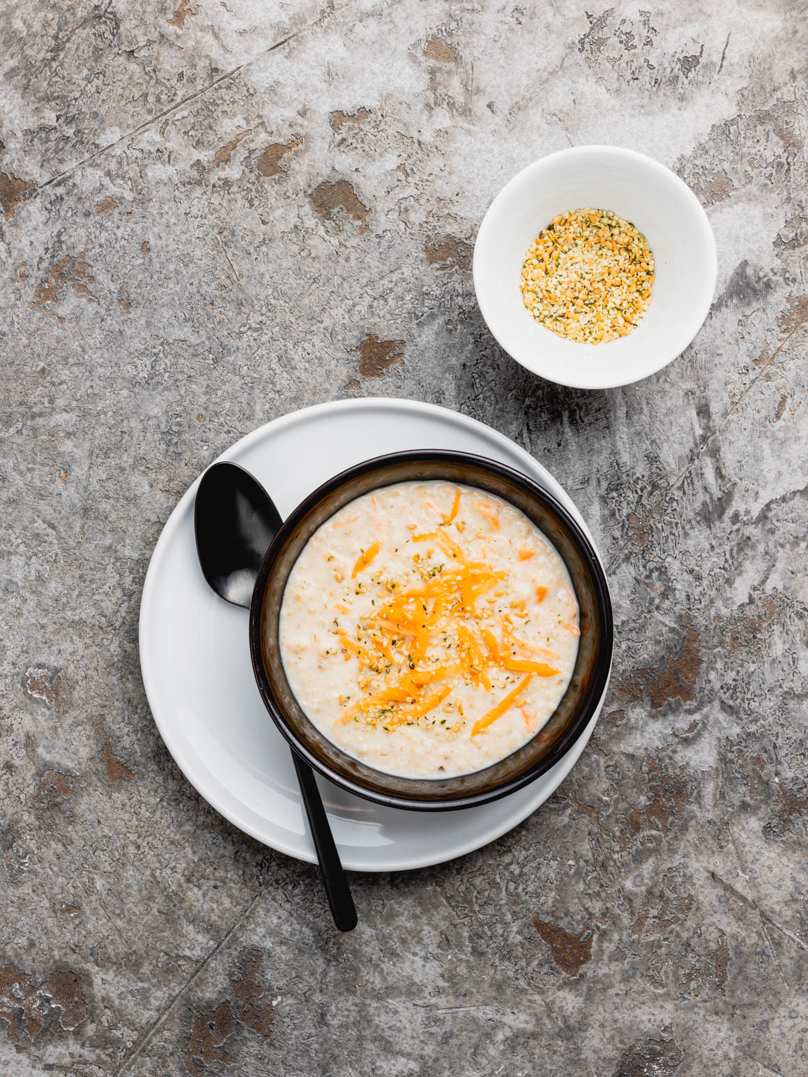 Karotten-Kokosnuss-Porridge mit Hanfsamen und Leinsamen Rezept 