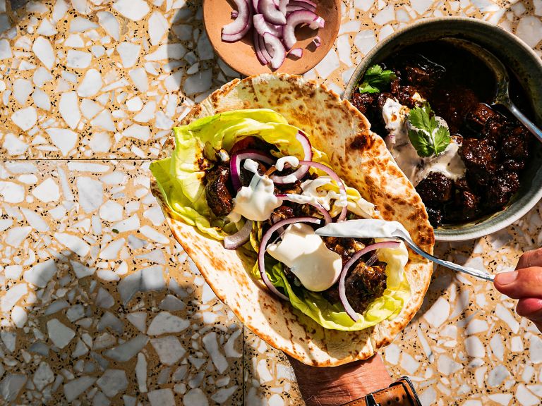 Schritt 4: Das Fleisch mit Maistortillas, Koriander, Zwiebelwürfeln, Limettenviertel und Crème fraîche servieren Schritt 4: Das Fleisch mit Maistortillas, Koriander, Zwiebelwürfeln, Limettenviertel und Crème fraîche servieren