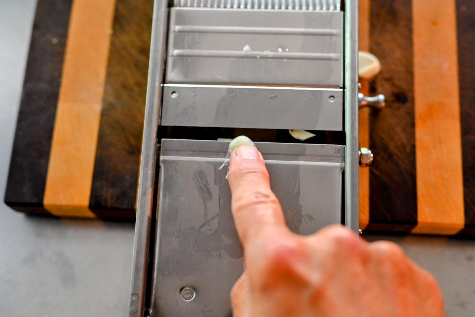 Schritt 2:Sauce  für Röst-Spitzkohl mit Chili Crisp-Ginger-Tomaten Salsa zubereiten und Kohl servieren