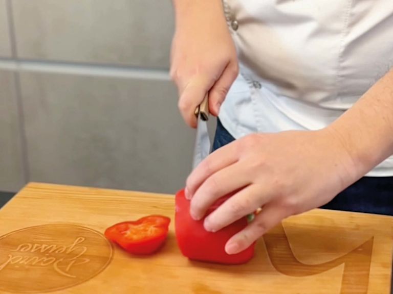 Step 1: Peperoni schneiden Step 1: Peperoni schneiden