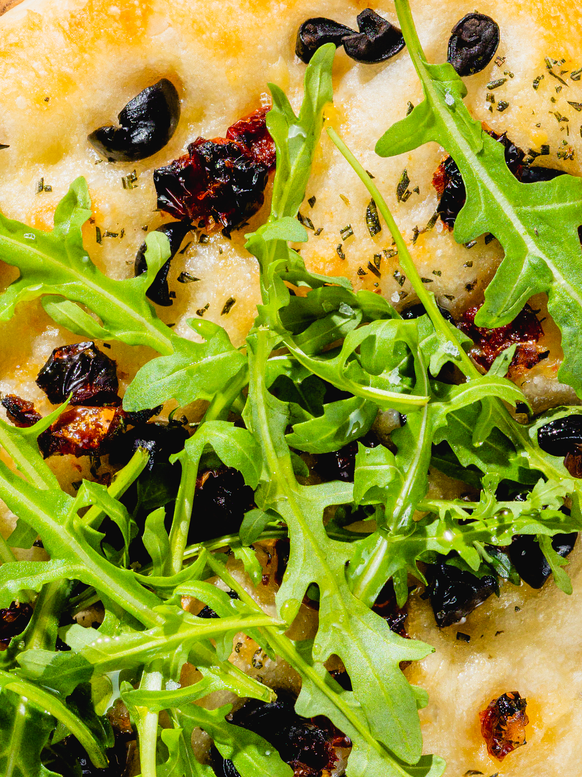 Mediterrane Focaccia mit Oliven, Tomaten und Rucola Rezept 2