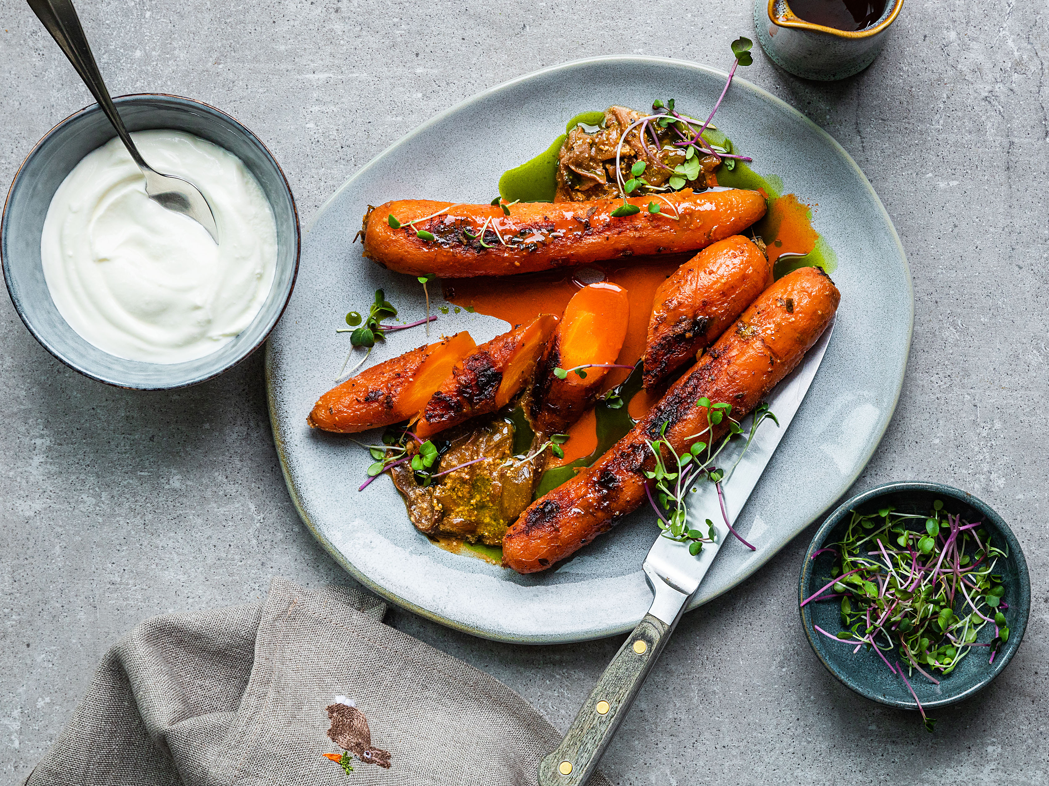 Schritt 4: Karotten mit Kresse, Sauce, dem reduzierten Karottensaft und dem restlichen Joghurt servieren