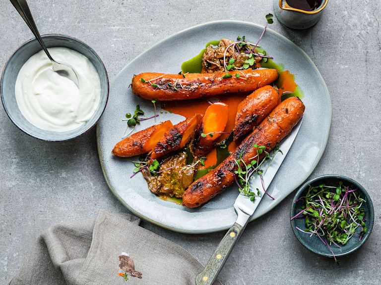 Schritt 4: Karotten mit Kresse, Sauce, dem reduzierten Karottensaft und dem restlichen Joghurt servieren Schritt 4: Karotten mit Kresse, Sauce, dem reduzierten Karottensaft und dem restlichen Joghurt servieren