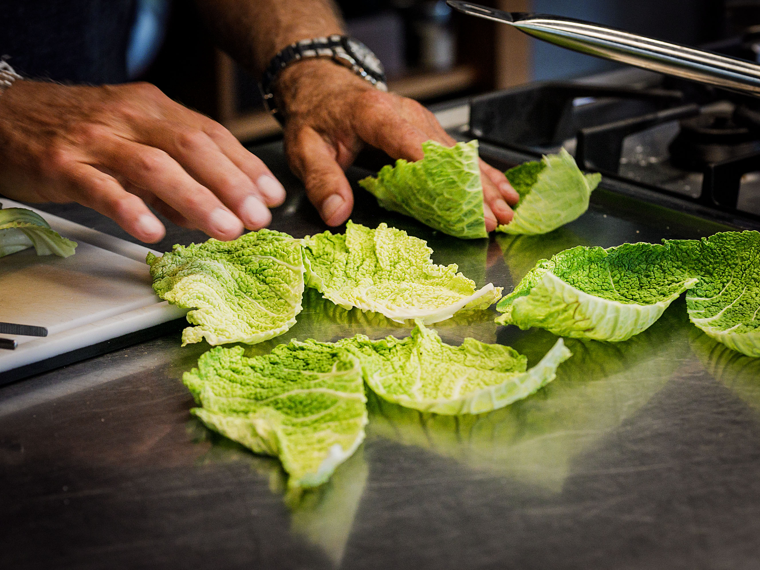 Schritt 1: Mit einem scharfen Messer die harte Blattrippe V-förmig aus dem unteren Teil der Blätter schneiden