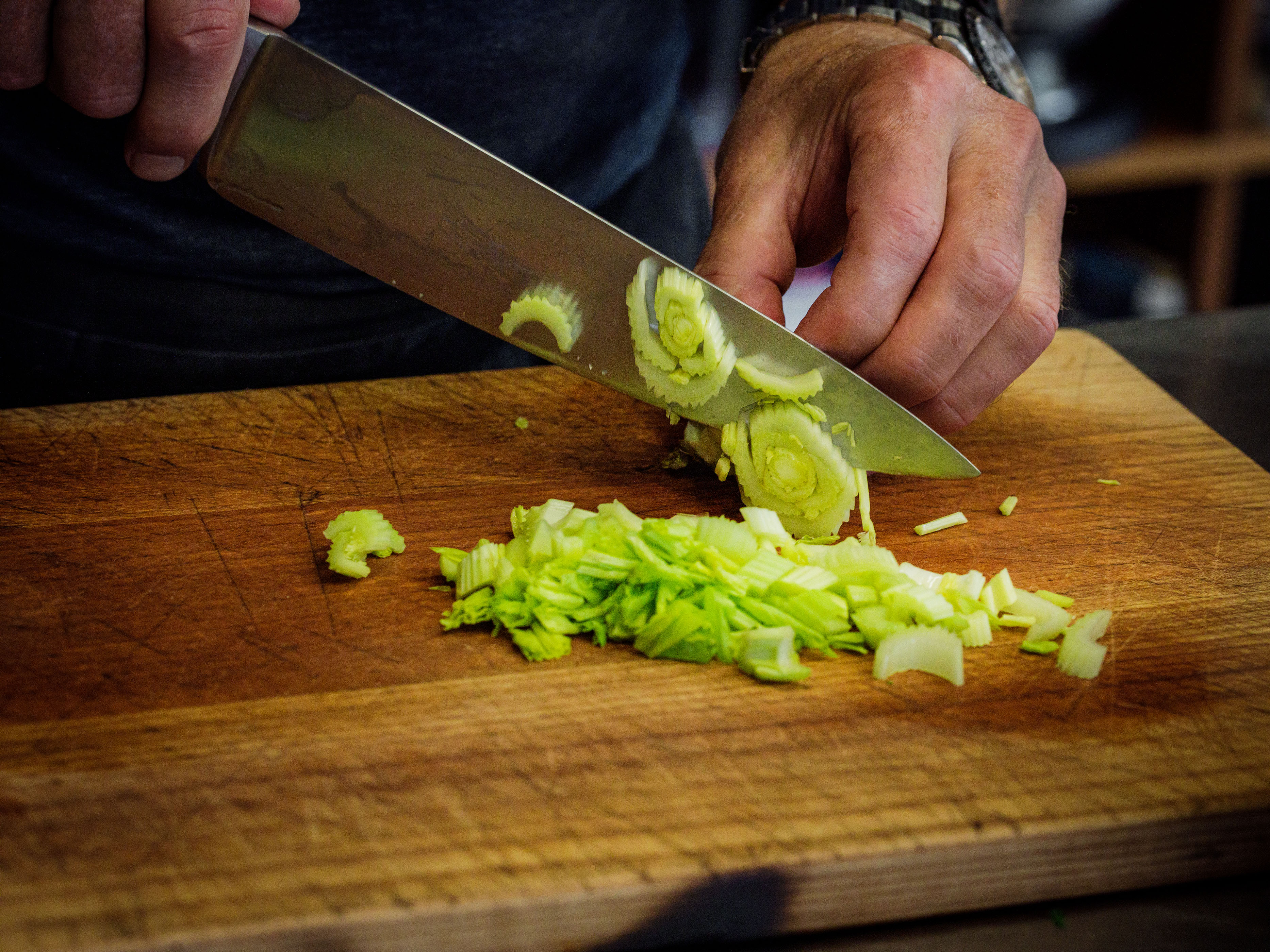 Schritt 2: Schalotten in Ringe schneiden