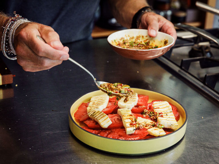 Schritt 3: Grillierter Halloumi mit Chili-Sesam-Dressing, Tomaten und Frühlingszwiebeln anrichten