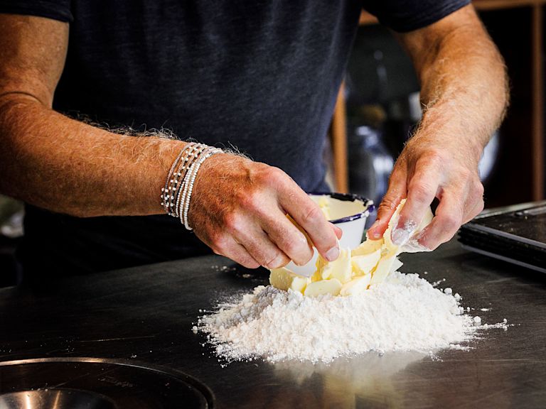 Schritt 1: Butterstücke auf das Mehl geben Schritt 1: Butterstücke auf das Mehl geben