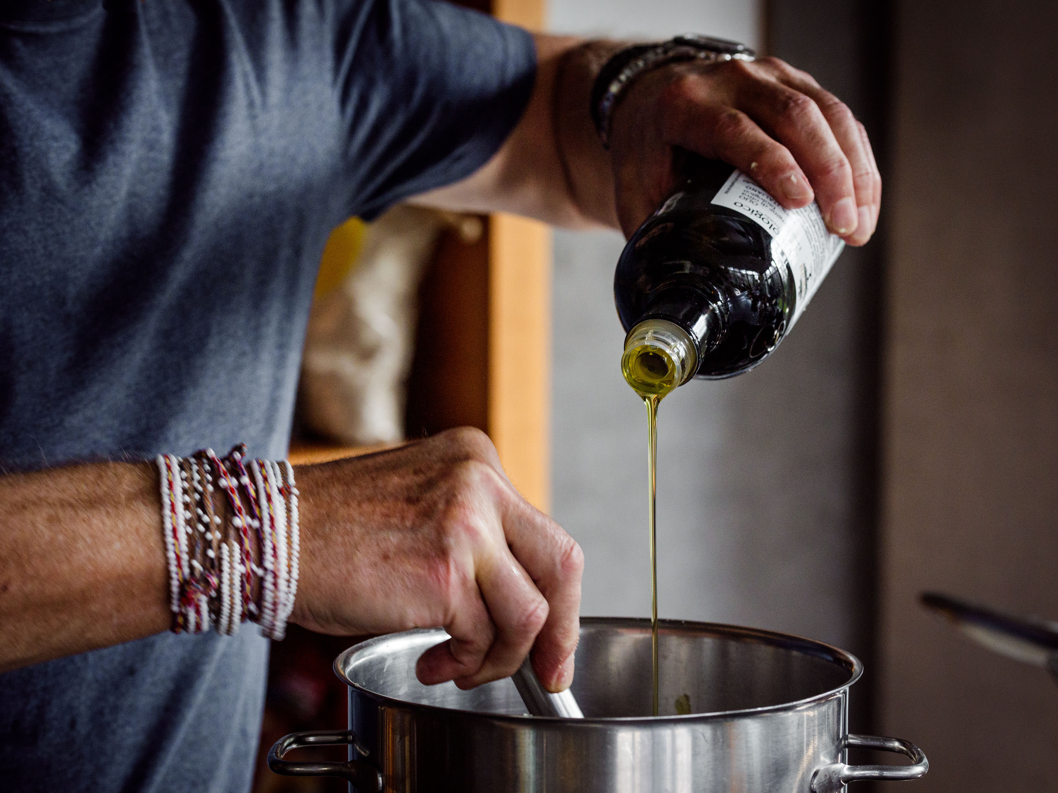 Schritt 2: Topf auf den Herd stellen und unter ständigem Rühren auf mittlerer Temperatur in einem langen Faden das Olivenöl einfliessen lassen