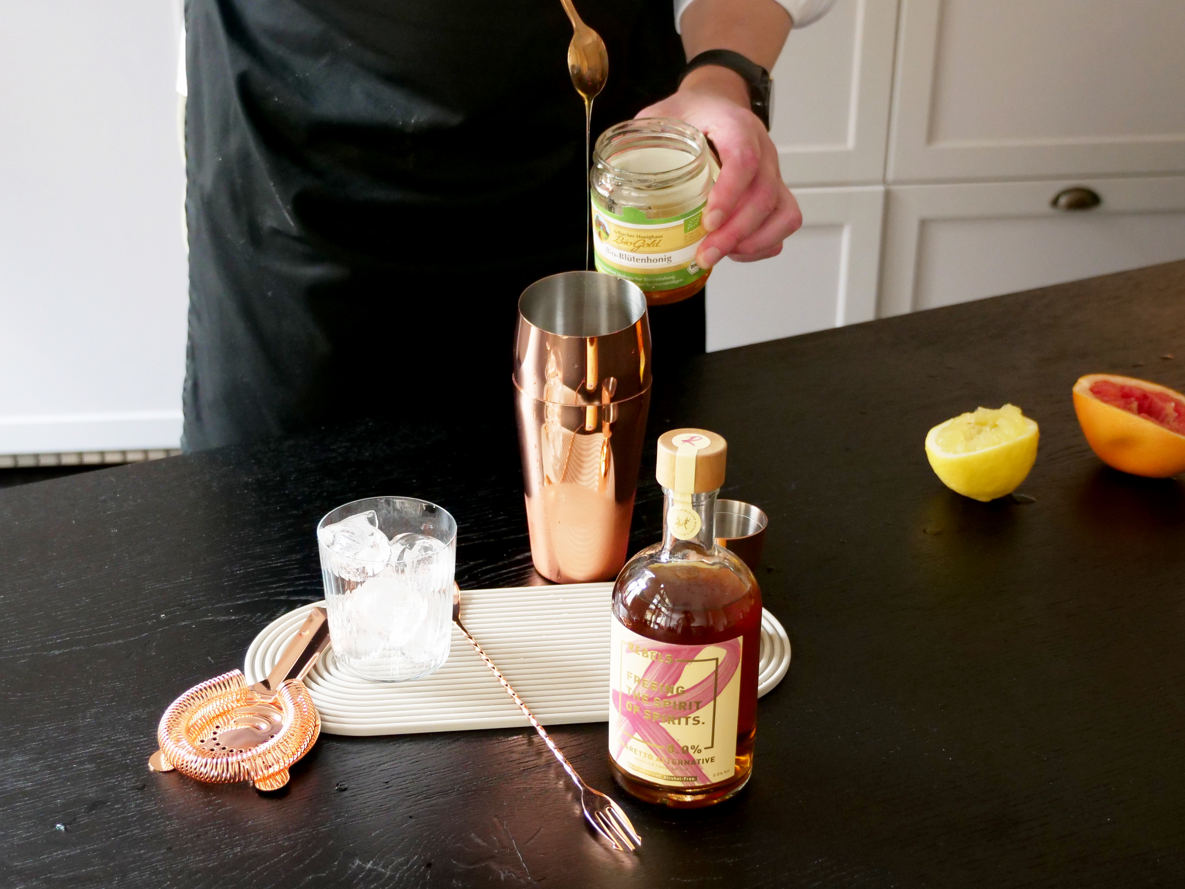 Schritt 1: Zutaten in Shaker geben