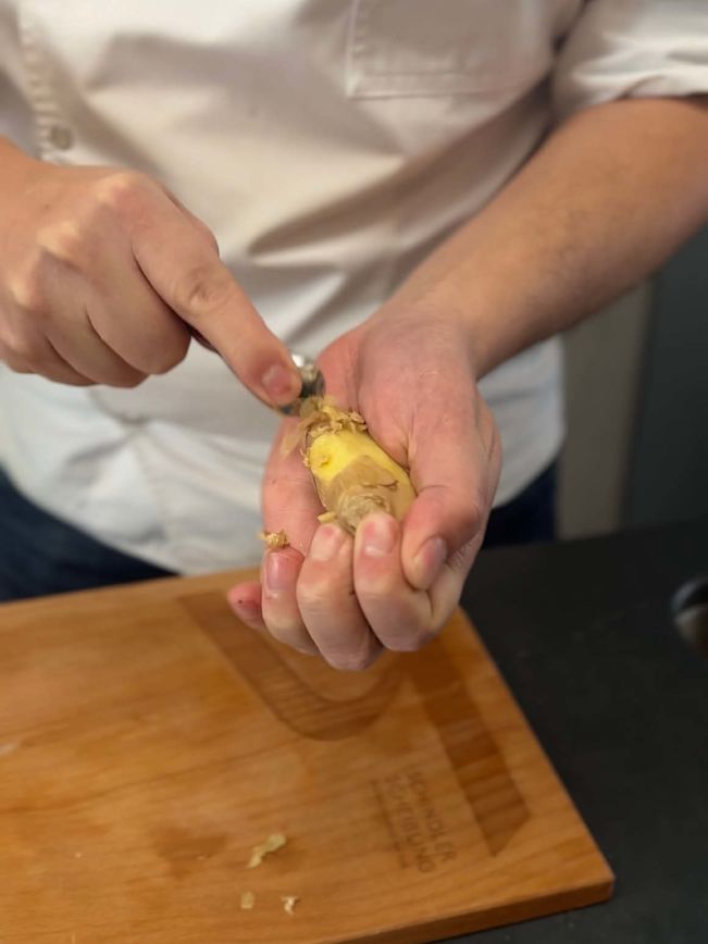 Ingwer von oben nach unten mit kleinem Löffel schälen Ingwer von oben nach unten mit kleinem Löffel schälen