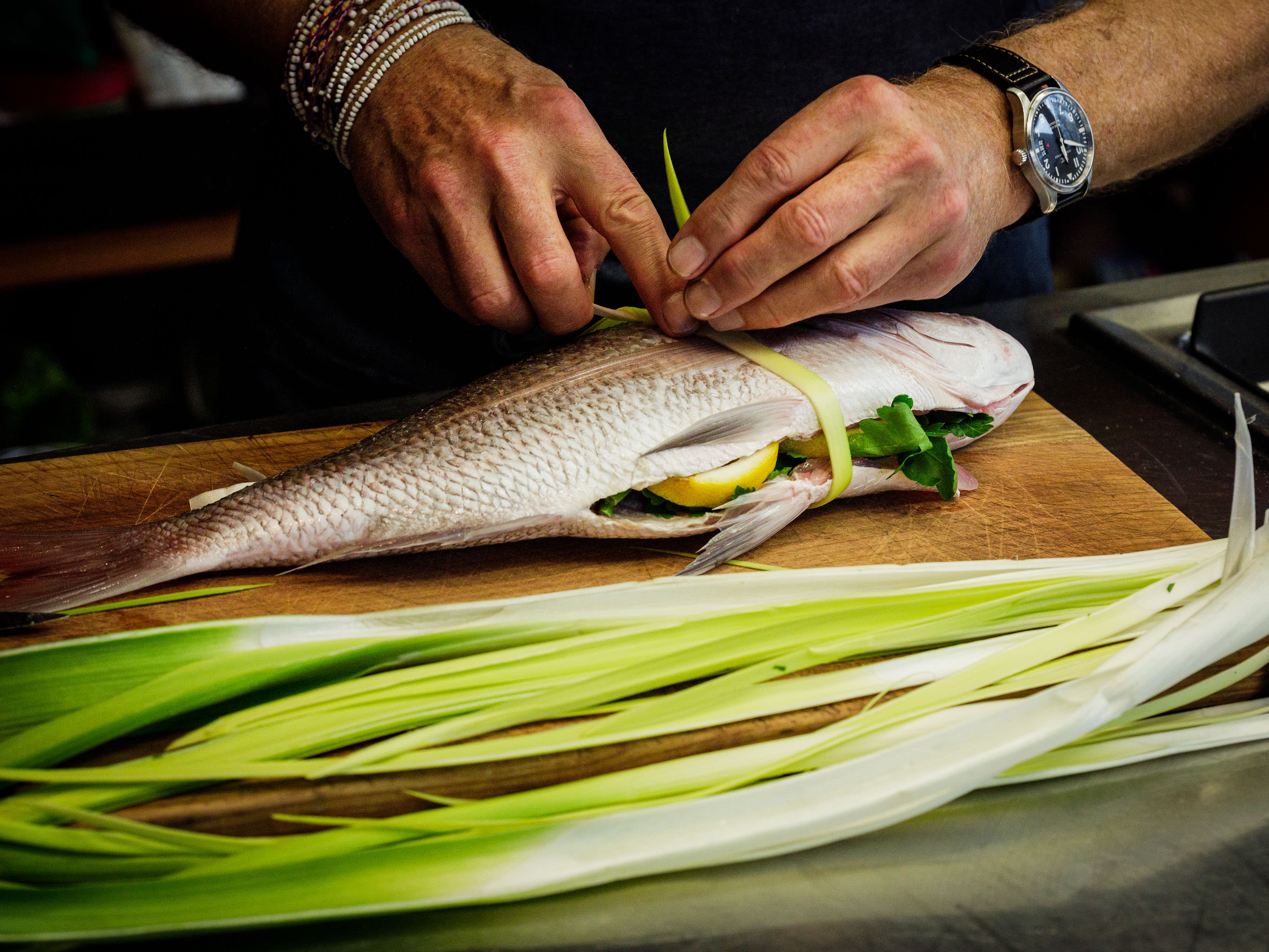 Schritt 1: Lauchstreifen um den Fisch wickeln