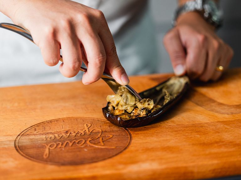 Schritt 3: Aubergine auskratzen, marinieren und abschmecken Schritt 3: Aubergine auskratzen, marinieren und abschmecken