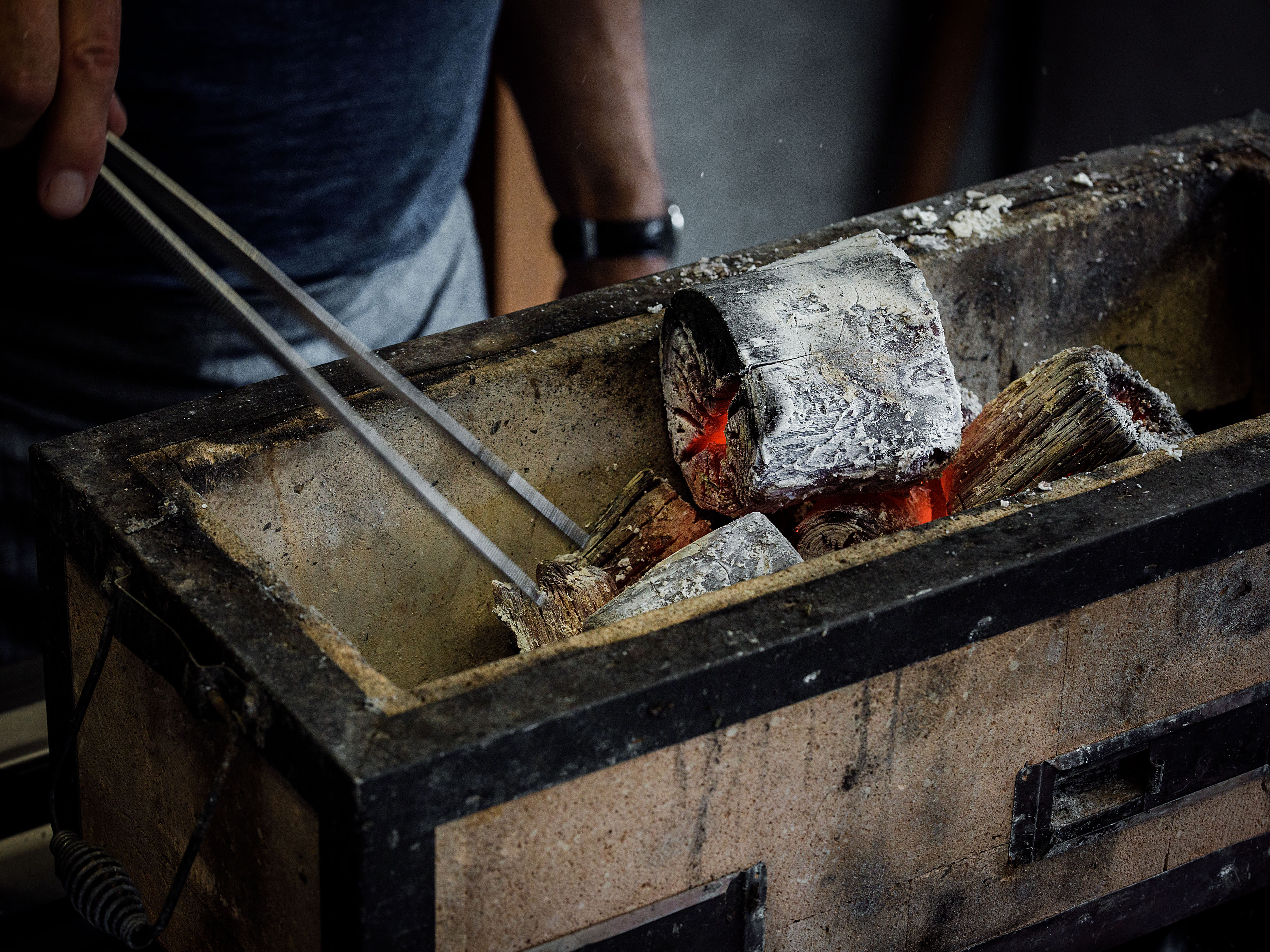 Schritt 3: Holzkohle zum Glühen bringen und Fleisch auf allen Seiten grillieren