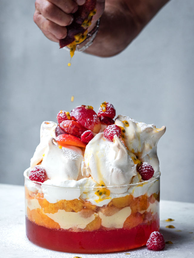 Pfirisch-Pavlova Trifle mit Brandy Crème Rezept