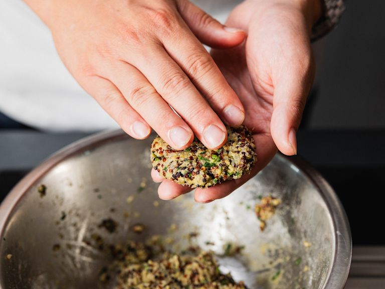 Schritt 3: Quinoa Patties formen Schritt 3: Quinoa Patties formen