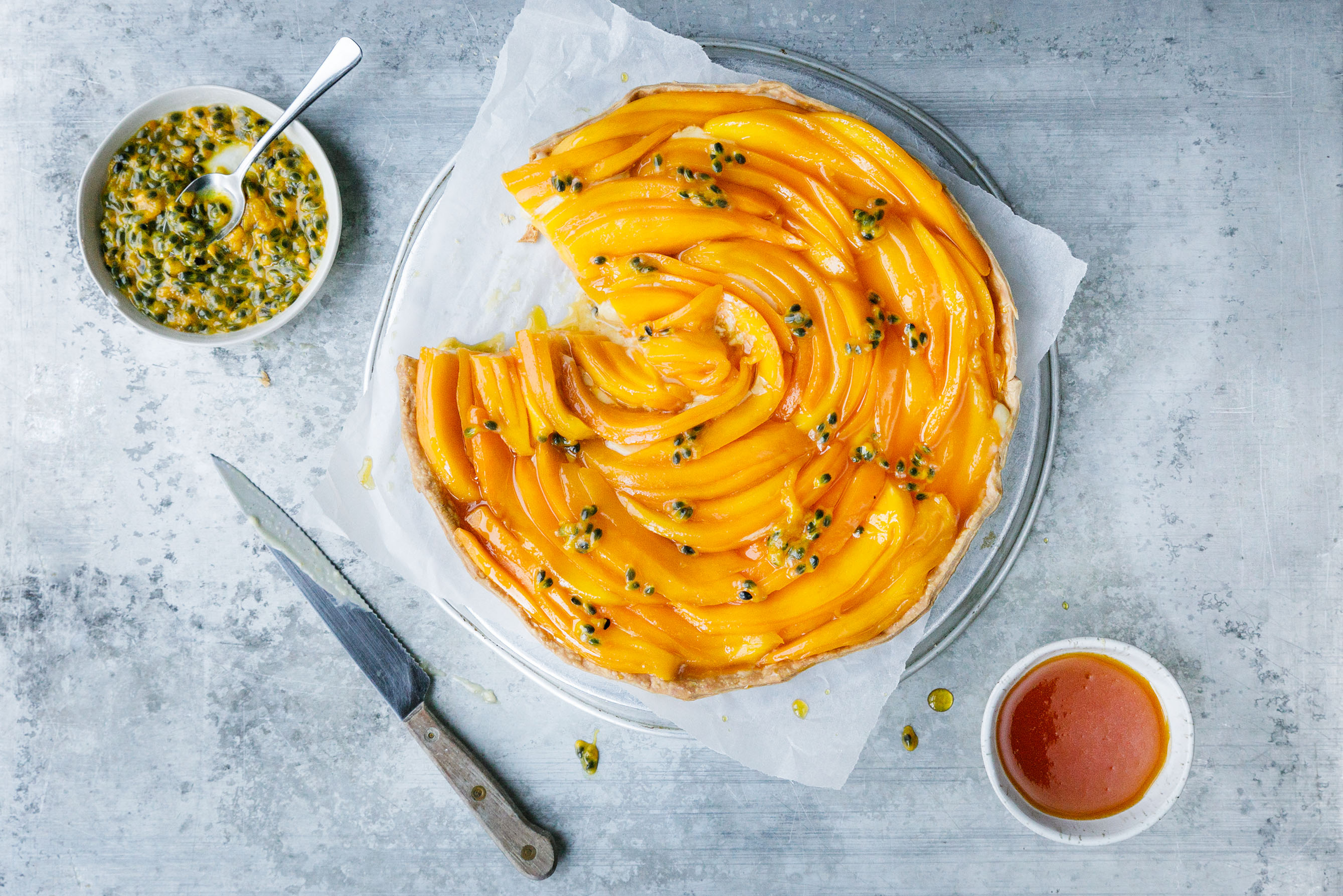 Schritt 7: Mango Tarte mit Creme Bavarois und Passionsfrucht-Karamell anrichten und servieren