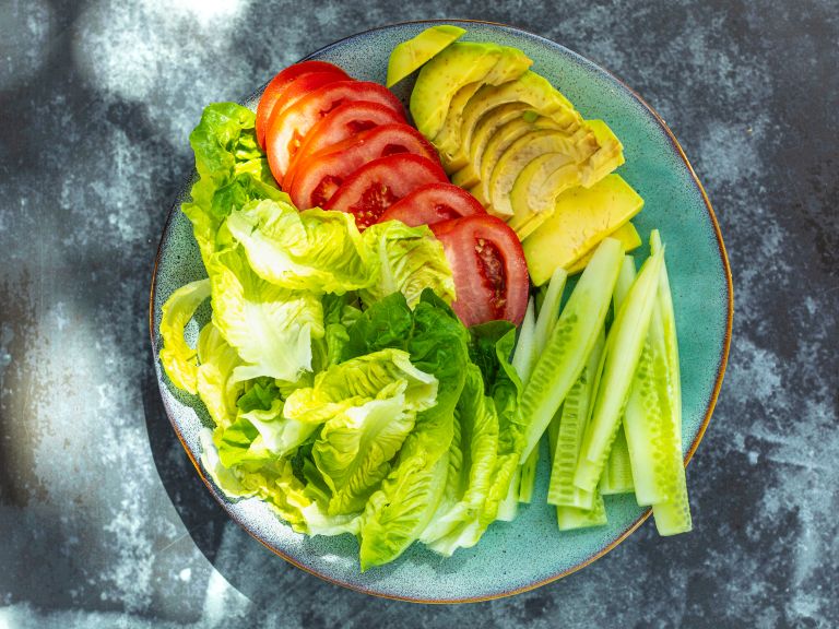 Schritt 3: Gurke in Streifen schneiden, Tomate und Avocado in Scheiben schneiden und den gemischten Blattsalat waschen und wenn gewünscht zerkleinern