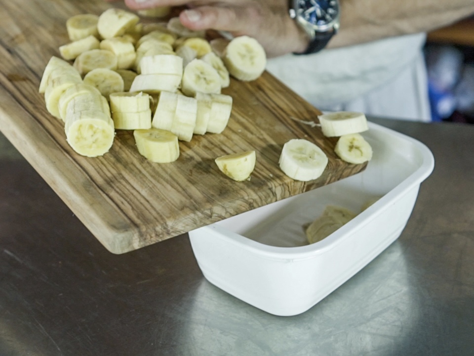 Schritt 1: Bana­nen für Bananenglace einfrieren 