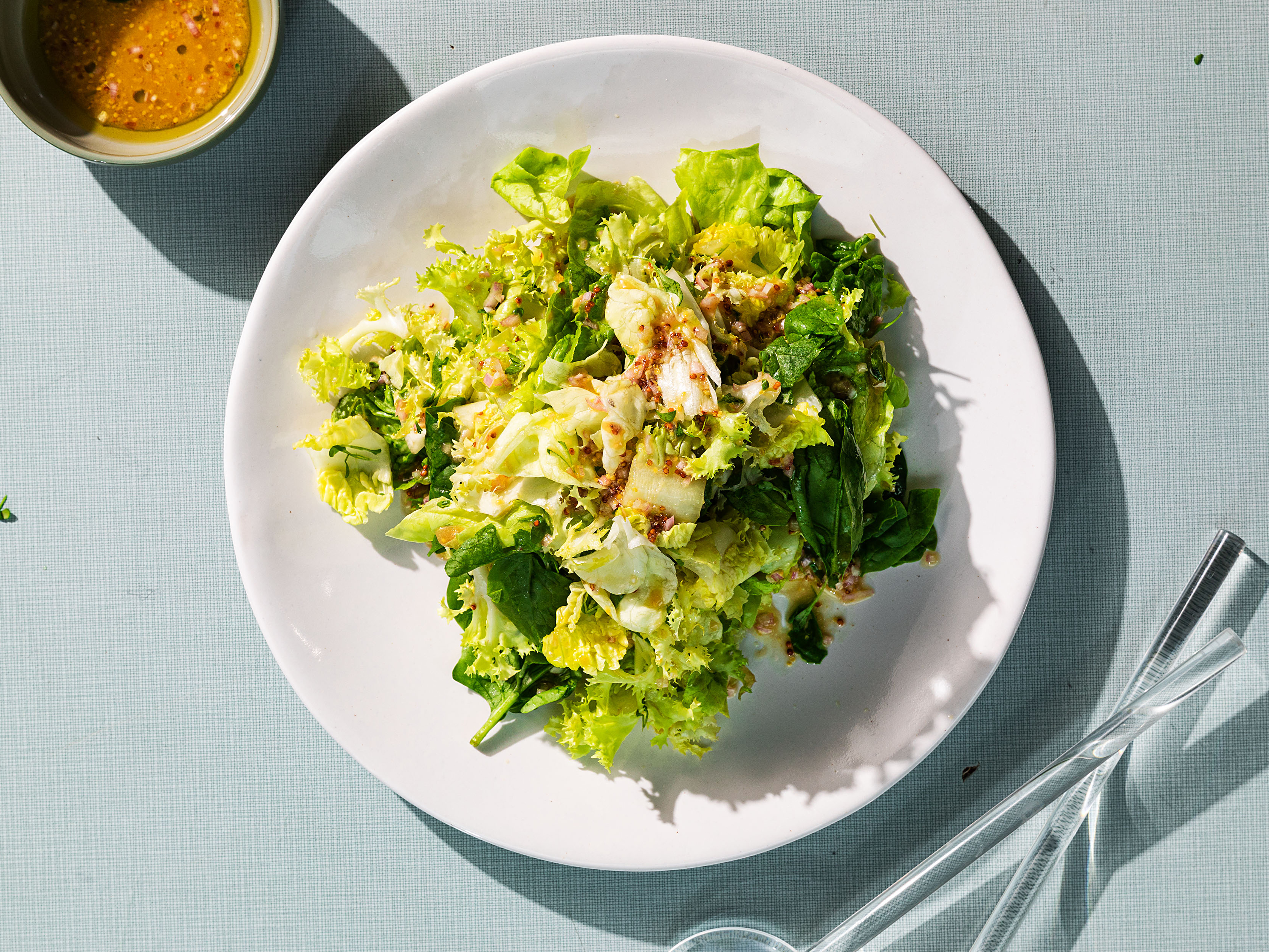 Schritt 3:  den grünen Salat mit Vinaigrette anrichten