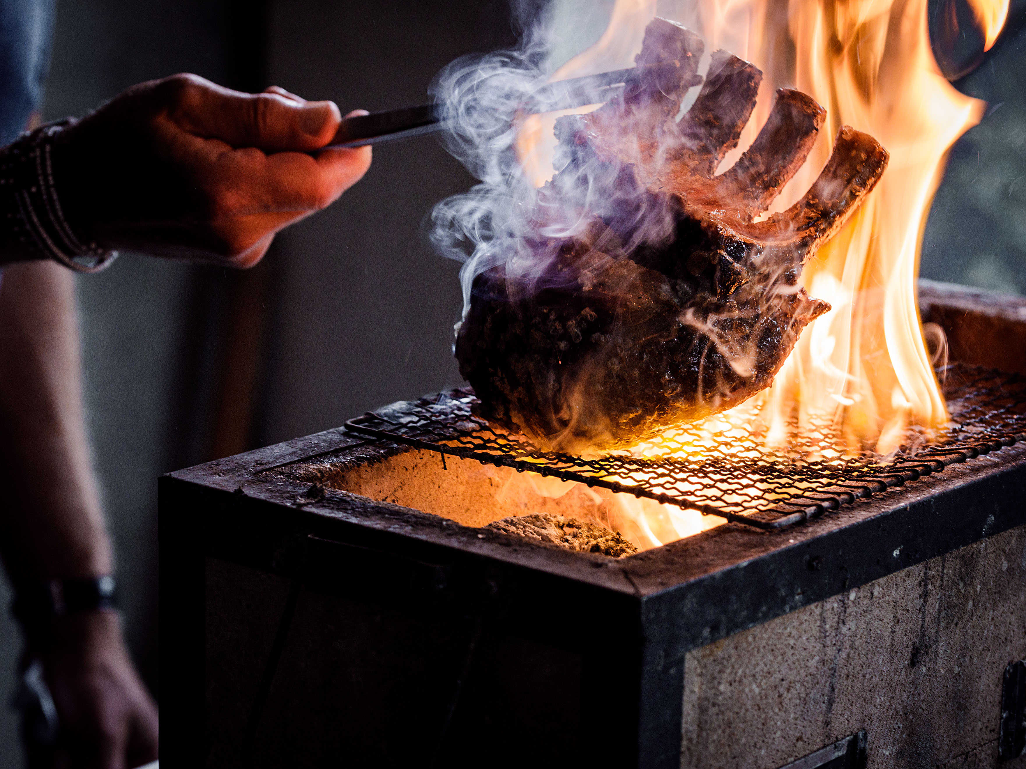 Schritt 3: Holzkohle zum Glühen bringen und Fleisch auf allen Seiten grillieren